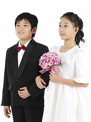 포토 JPG 스튜디오촬영 드레스 여자 남자 초등학생 어린이 부케 웨딩드레스 포즈 결혼 나비넥타이 실내 표정 누끼 사람 동양인 정장 소녀 소년 상반신 두명 세로 한국인 어린이만 국내포토 학생 옷 꽃다발 넥타이 인종 이벤트 내부 파일형식