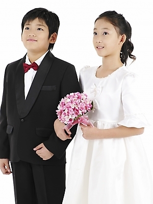 포토 JPG 스튜디오촬영 드레스 여자 남자 초등학생 어린이 부케 웨딩드레스 포즈 결혼 나비넥타이 실내 표정 누끼 사람 동양인 정장 소녀 소년 상반신 두명 세로 한국인 어린이만 국내포토 학생 옷 꽃다발 넥타이 인종 이벤트 내부 파일형식