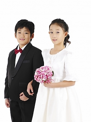 포토 JPG 스튜디오촬영 드레스 여자 남자 초등학생 어린이 부케 웨딩드레스 포즈 결혼 나비넥타이 실내 표정 누끼 사람 동양인 정장 소녀 소년 상반신 두명 세로 한국인 어린이만 국내포토 학생 옷 꽃다발 넥타이 인종 이벤트 내부 파일형식