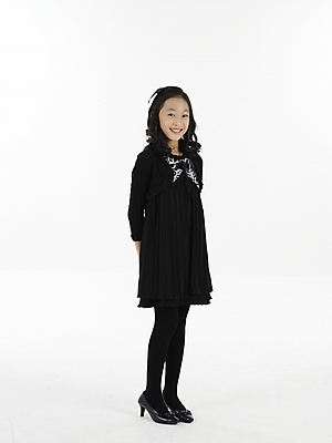 포토 JPG 스튜디오촬영 전신 원피스 여자 초등학생 어린이 포즈 실내 표정 한명 누끼 사람 동양인 소녀 세로 치마 검은색 한국인 여자만 여자한명만 어린이만 소녀만 소녀한명만 국내포토 1 학생 옷 컬러 하의 인종 내부 파일형식