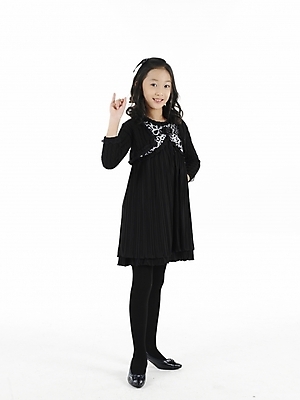 포토 JPG 스튜디오촬영 전신 원피스 여자 초등학생 어린이 포즈 실내 표정 한명 누끼 사람 동양인 소녀 세로 치마 검은색 한국인 여자만 여자한명만 어린이만 소녀만 소녀한명만 국내포토 1 학생 옷 컬러 하의 인종 내부 파일형식