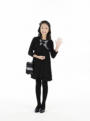 포토 JPG 스튜디오촬영 전신 원피스 여자 초등학생 어린이 포즈 가방 실내 표정 한명 누끼 사람 동양인 손짓 소녀 세로 치마 검은색 한국인 핸드백 인사 여자만 여자한명만 어린이만 소녀만 소녀한명만 국내포토 1 학생 잡화 옷 컬러 모션 하의 인종 내부 예절 파일형식