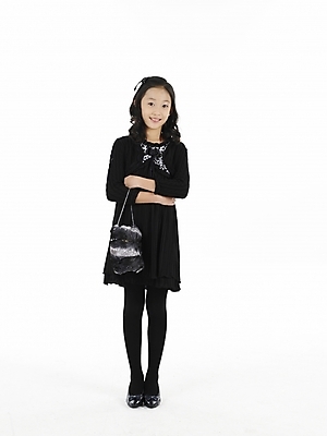 포토 JPG 스튜디오촬영 전신 원피스 여자 초등학생 어린이 포즈 가방 실내 표정 한명 누끼 사람 동양인 소녀 세로 치마 검은색 한국인 핸드백 여자만 여자한명만 어린이만 소녀만 소녀한명만 국내포토 1 학생 잡화 옷 컬러 하의 인종 내부 파일형식