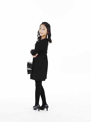 포토 JPG 스튜디오촬영 원피스 여자 초등학생 어린이 포즈 가방 실내 표정 한명 누끼 사람 동양인 소녀 세로 검은색 한국인 핸드백 여자만 여자한명만 어린이만 소녀만 소녀한명만 국내포토 1 학생 잡화 옷 컬러 인종 내부 파일형식