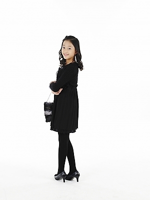 포토 JPG 스튜디오촬영 원피스 여자 초등학생 어린이 포즈 가방 실내 표정 한명 누끼 사람 동양인 소녀 세로 검은색 한국인 핸드백 여자만 여자한명만 어린이만 소녀만 소녀한명만 국내포토 1 학생 잡화 옷 컬러 인종 내부 파일형식