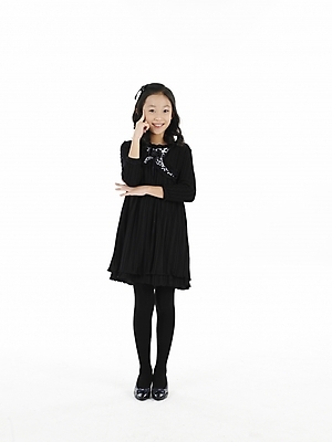 포토 JPG 스튜디오촬영 전신 원피스 여자 초등학생 어린이 포즈 실내 표정 한명 누끼 사람 동양인 손짓 소녀 세로 치마 검은색 한국인 여자만 여자한명만 어린이만 소녀만 소녀한명만 국내포토 1 학생 옷 컬러 모션 하의 인종 내부 파일형식