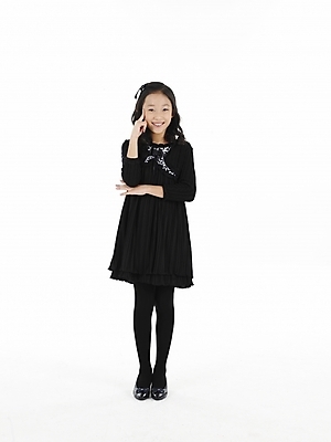 포토 JPG 스튜디오촬영 전신 원피스 여자 초등학생 어린이 포즈 실내 표정 한명 누끼 사람 동양인 소녀 세로 치마 검은색 한국인 여자만 여자한명만 어린이만 소녀만 소녀한명만 국내포토 1 학생 옷 컬러 하의 인종 내부 파일형식