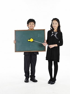 포토 JPG 스튜디오촬영 전신 원피스 여자 남자 초등학생 어린이 포즈 실내 표정 누끼 사람 동양인 정장 소녀 소년 두명 세로 치마 칠판 한국인 지시봉 손가락지시봉 어린이만 국내포토 학생 옷 하의 인종 내부 파일형식