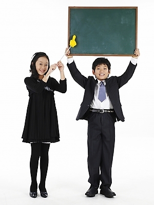 포토 JPG 스튜디오촬영 전신 원피스 여자 남자 초등학생 어린이 포즈 넥타이 실내 표정 누끼 사람 동양인 정장 소녀 소년 두명 세로 친구 치마 칠판 한국인 지시봉 손가락지시봉 어린이만 국내포토 학생 잡화 옷 관계 하의 인종 내부 파일형식