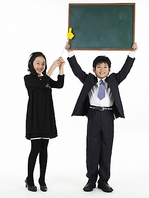 포토 JPG 스튜디오촬영 전신 원피스 여자 남자 초등학생 어린이 포즈 넥타이 실내 표정 누끼 사람 동양인 정장 소녀 소년 두명 세로 친구 치마 칠판 한국인 지시봉 손가락지시봉 어린이만 국내포토 학생 잡화 옷 관계 하의 인종 내부 파일형식