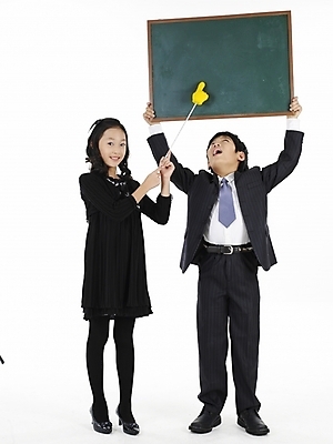 포토 JPG 스튜디오촬영 전신 원피스 여자 남자 초등학생 어린이 포즈 넥타이 실내 표정 누끼 사람 동양인 정장 소녀 소년 두명 세로 치마 칠판 한국인 지시봉 손가락지시봉 어린이만 국내포토 학생 잡화 옷 하의 인종 내부 파일형식