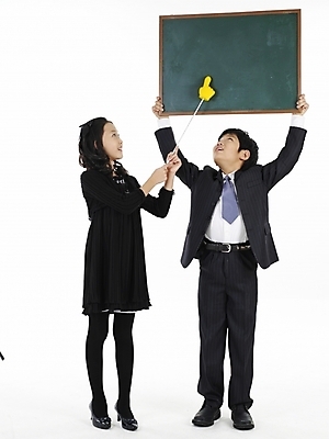 포토 JPG 스튜디오촬영 전신 원피스 여자 남자 초등학생 어린이 포즈 넥타이 실내 표정 누끼 사람 동양인 정장 소녀 소년 두명 세로 치마 칠판 한국인 지시봉 손가락지시봉 어린이만 국내포토 학생 잡화 옷 하의 인종 내부 파일형식