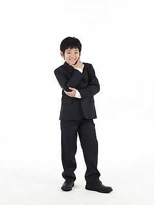 포토 JPG 스튜디오촬영 전신 남자 초등학생 어린이 포즈 넥타이 실내 표정 한명 누끼 사람 동양인 정장 소년 세로 한국인 남자만 남자한명만 어린이만 소년만 소년한명만 국내포토 1 학생 잡화 옷 인종 내부 파일형식