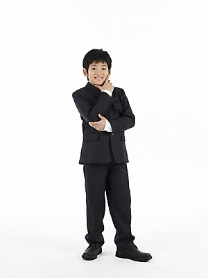 포토 JPG 스튜디오촬영 전신 남자 초등학생 어린이 포즈 넥타이 실내 표정 한명 누끼 사람 동양인 정장 손짓 소년 세로 한국인 남자만 남자한명만 어린이만 소년만 소년한명만 국내포토 1 학생 잡화 옷 모션 인종 내부 파일형식