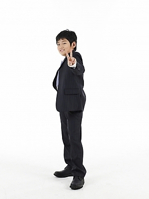 포토 JPG 스튜디오촬영 전신 남자 초등학생 어린이 포즈 넥타이 실내 표정 한명 누끼 사람 동양인 정장 소년 세로 한국인 남자만 남자한명만 어린이만 소년만 소년한명만 국내포토 1 학생 잡화 옷 인종 내부 파일형식