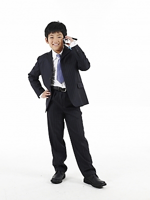 포토 JPG 스튜디오촬영 전신 남자 초등학생 어린이 포즈 넥타이 실내 표정 한명 누끼 사람 동양인 정장 소년 세로 스마트폰 한국인 통화 남자만 남자한명만 어린이만 소년만 소년한명만 국내포토 1 학생 잡화 옷 모션 인종 내부 핸드폰 스마트기기 파일형식
