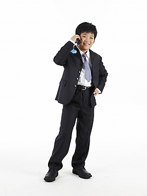 포토 JPG 스튜디오촬영 전신 남자 초등학생 어린이 포즈 넥타이 실내 표정 한명 누끼 사람 동양인 정장 소년 세로 스마트폰 한국인 통화 남자만 남자한명만 어린이만 소년만 소년한명만 국내포토 1 학생 잡화 옷 모션 인종 내부 핸드폰 스마트기기 파일형식