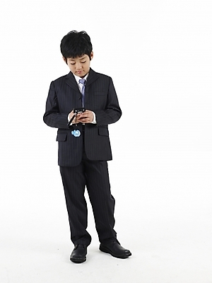 포토 JPG 스튜디오촬영 전신 남자 초등학생 어린이 포즈 넥타이 실내 표정 한명 누끼 사람 동양인 정장 소년 세로 스마트폰 한국인 통화 남자만 남자한명만 어린이만 소년만 소년한명만 국내포토 1 학생 잡화 옷 모션 인종 내부 핸드폰 스마트기기 파일형식