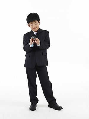 포토 JPG 스튜디오촬영 전신 남자 초등학생 어린이 포즈 넥타이 실내 표정 한명 누끼 사람 동양인 정장 소년 세로 스마트폰 한국인 통화 남자만 남자한명만 어린이만 소년만 소년한명만 국내포토 1 학생 잡화 옷 모션 인종 내부 핸드폰 스마트기기 파일형식
