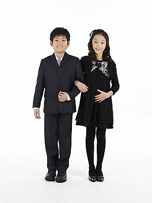 포토 JPG 스튜디오촬영 전신 원피스 여자 남자 초등학생 어린이 포즈 넥타이 실내 표정 누끼 사람 동양인 정장 소녀 소년 두명 세로 치마 팔짱 한국인 어린이만 국내포토 학생 잡화 옷 모션 하의 인종 내부 파일형식