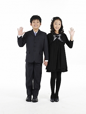 포토 JPG 스튜디오촬영 전신 원피스 여자 남자 초등학생 어린이 포즈 넥타이 실내 표정 누끼 사람 동양인 정장 소녀 소년 두명 세로 치마 한국인 어린이만 국내포토 학생 잡화 옷 하의 인종 내부 파일형식