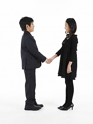 포토 JPG 스튜디오촬영 전신 원피스 여자 남자 초등학생 어린이 포즈 넥타이 악수 실내 표정 누끼 사람 동양인 정장 소녀 소년 두명 세로 치마 한국인 어린이만 국내포토 학생 잡화 옷 하의 인종 손짓 내부 파일형식