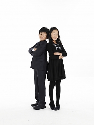 포토 JPG 스튜디오촬영 전신 원피스 여자 남자 초등학생 어린이 포즈 넥타이 실내 표정 누끼 사람 동양인 정장 소녀 소년 두명 세로 치마 팔짱 한국인 어린이만 국내포토 학생 잡화 옷 모션 하의 인종 내부 파일형식