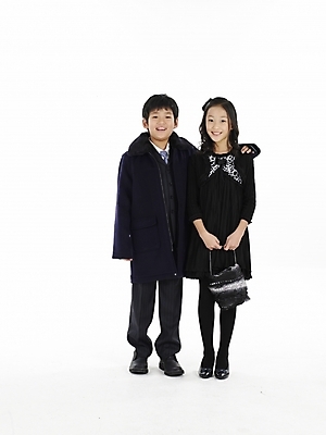 포토 JPG 스튜디오촬영 전신 원피스 여자 남자 초등학생 어린이 포즈 어깨동무 넥타이 실내 표정 누끼 사람 동양인 정장 소녀 소년 두명 세로 치마 한국인 어린이만 국내포토 학생 잡화 옷 하의 인종 내부 파일형식