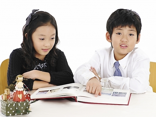 포토 JPG 스튜디오촬영 여자 남자 초등학생 어린이 포즈 와이셔츠 넥타이 실내 표정 사람 동양인 소녀 소년 상반신 두명 책 가로 연필 노란색 한국인 어린이만 국내포토 학생 잡화 컬러 셔츠 학용품 인종 내부 필기구 파일형식