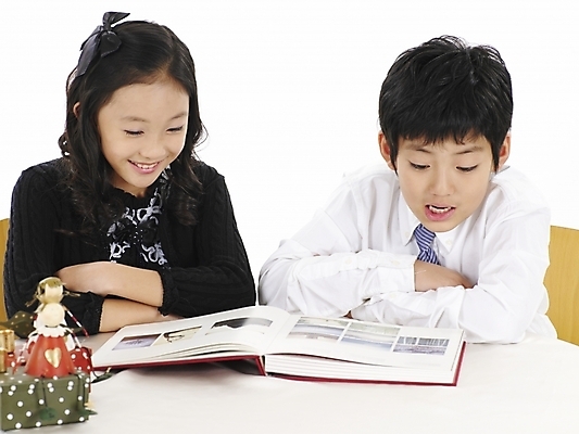 포토 JPG 스튜디오촬영 여자 남자 초등학생 어린이 포즈 와이셔츠 넥타이 실내 표정 사람 동양인 소녀 소년 상반신 두명 책 가로 연필 노란색 한국인 어린이만 국내포토 학생 잡화 컬러 셔츠 학용품 인종 내부 필기구 파일형식