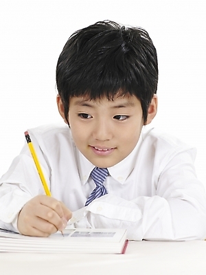 포토 JPG 스튜디오촬영 남자 초등학생 어린이 포즈 와이셔츠 넥타이 실내 표정 한명 사람 동양인 소년 상반신 책 세로 연필 노란색 한국인 메모지 남자만 남자한명만 어린이만 소년만 소년한명만 국내포토 1 학생 잡화 컬러 셔츠 학용품 인종 내부 필기구 사무용품 파일형식