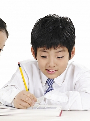 포토 JPG 스튜디오촬영 남자 초등학생 어린이 포즈 와이셔츠 넥타이 실내 표정 한명 사람 동양인 소년 상반신 책 세로 연필 노란색 한국인 메모지 남자만 남자한명만 어린이만 소년만 소년한명만 국내포토 1 학생 잡화 컬러 셔츠 학용품 인종 내부 필기구 사무용품 파일형식