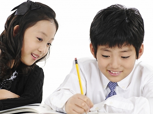 포토 JPG 스튜디오촬영 여자 남자 초등학생 어린이 포즈 와이셔츠 넥타이 실내 표정 사람 동양인 소녀 소년 상반신 두명 책 가로 연필 노란색 한국인 메모지 어린이만 국내포토 학생 잡화 컬러 셔츠 학용품 인종 내부 필기구 사무용품 파일형식