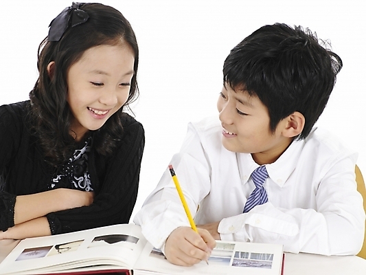 포토 JPG 스튜디오촬영 여자 남자 초등학생 어린이 포즈 와이셔츠 넥타이 실내 표정 사람 동양인 소녀 소년 상반신 두명 책 가로 연필 노란색 한국인 어린이만 국내포토 학생 잡화 컬러 셔츠 학용품 인종 내부 필기구 파일형식