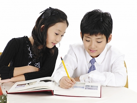 포토 JPG 스튜디오촬영 여자 남자 초등학생 어린이 포즈 와이셔츠 넥타이 실내 표정 사람 동양인 소녀 소년 상반신 두명 책 가로 연필 노란색 한국인 메모지 어린이만 국내포토 학생 잡화 컬러 셔츠 학용품 인종 내부 필기구 사무용품 파일형식