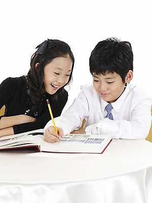 포토 JPG 스튜디오촬영 여자 남자 초등학생 어린이 포즈 와이셔츠 넥타이 실내 표정 사람 동양인 소녀 소년 상반신 두명 책 세로 연필 노란색 한국인 메모지 어린이만 국내포토 학생 잡화 컬러 셔츠 학용품 인종 내부 필기구 사무용품 파일형식