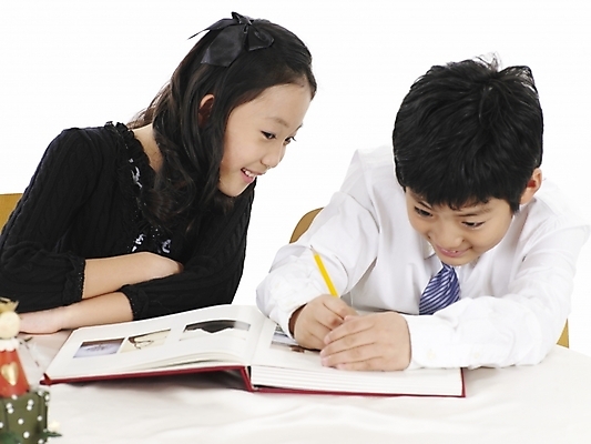 포토 JPG 스튜디오촬영 여자 남자 초등학생 어린이 포즈 와이셔츠 넥타이 실내 표정 사람 동양인 소녀 소년 상반신 두명 책 가로 연필 노란색 한국인 메모지 어린이만 국내포토 학생 잡화 컬러 셔츠 학용품 인종 내부 필기구 사무용품 파일형식