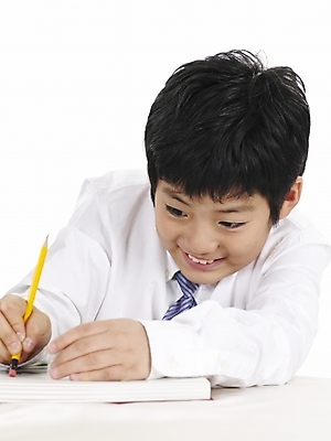 포토 JPG 스튜디오촬영 남자 초등학생 어린이 포즈 와이셔츠 넥타이 실내 표정 한명 사람 동양인 소년 상반신 책 세로 연필 노란색 한국인 업무 작업실 남자만 남자한명만 어린이만 소년만 소년한명만 국내포토 1 학생 잡화 컬러 셔츠 학용품 인종 내부 필기구 작업 파일형식