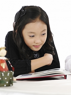 포토 JPG 스튜디오촬영 여자 초등학생 어린이 포즈 탁자 실내 표정 한명 사람 동양인 소녀 상반신 책 세로 한국인 여자만 여자한명만 어린이만 소녀만 소녀한명만 국내포토 1 학생 가구 인종 내부 파일형식