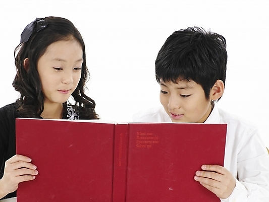 포토 JPG 스튜디오촬영 여자 남자 초등학생 어린이 포즈 와이셔츠 넥타이 실내 표정 사람 동양인 소녀 소년 상반신 두명 책 가로 한국인 어린이만 국내포토 학생 잡화 셔츠 인종 내부 파일형식