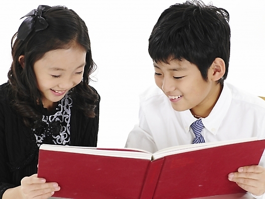 포토 JPG 스튜디오촬영 여자 남자 초등학생 어린이 포즈 와이셔츠 넥타이 실내 표정 사람 동양인 소녀 소년 상반신 두명 책 가로 한국인 어린이만 국내포토 학생 잡화 셔츠 인종 내부 파일형식