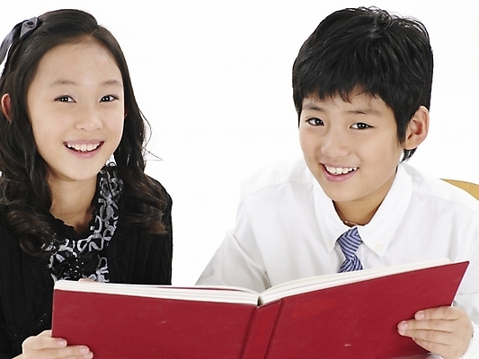 포토 JPG 스튜디오촬영 여자 남자 초등학생 어린이 포즈 와이셔츠 넥타이 실내 표정 사람 동양인 소녀 소년 상반신 두명 책 가로 한국인 어린이만 국내포토 학생 잡화 셔츠 인종 내부 파일형식