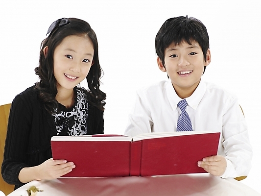 포토 JPG 스튜디오촬영 여자 남자 초등학생 어린이 포즈 와이셔츠 넥타이 실내 표정 사람 동양인 소녀 소년 상반신 두명 책 가로 한국인 어린이만 국내포토 학생 잡화 셔츠 인종 내부 파일형식