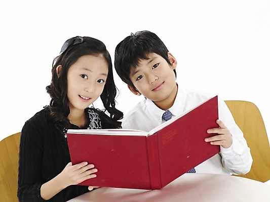 포토 JPG 스튜디오촬영 여자 남자 초등학생 어린이 포즈 와이셔츠 넥타이 실내 표정 사람 동양인 소녀 소년 상반신 두명 책 가로 한국인 어린이만 국내포토 학생 잡화 셔츠 인종 내부 파일형식