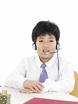 포토 JPG 스튜디오촬영 남자 초등학생 어린이 포즈 와이셔츠 의자 탁자 넥타이 실내 표정 한명 사람 동양인 소년 상반신 세로 헤드셋 한국인 남자만 남자한명만 어린이만 소년만 소년한명만 국내포토 1 학생 잡화 음향기기 가구 셔츠 인종 내부 헤드폰 파일형식