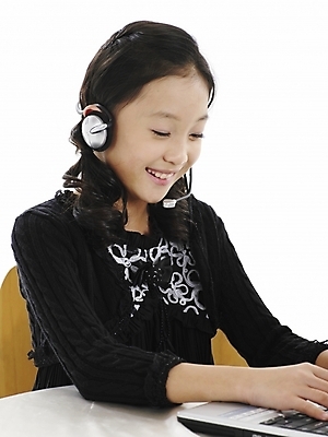 포토 JPG 스튜디오촬영 여자 초등학생 어린이 포즈 의자 탁자 실내 표정 한명 사람 동양인 소녀 상반신 세로 노트북 컴퓨터 헤드셋 한국인 여자만 여자한명만 어린이만 소녀만 소녀한명만 국내포토 1 학생 음향기기 가구 인종 내부 전자제품 헤드폰 파일형식