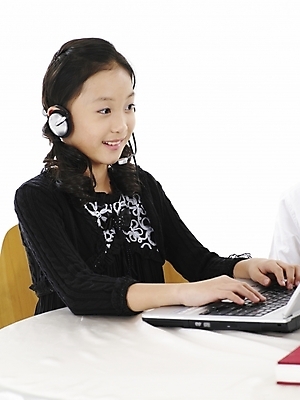 포토 JPG 스튜디오촬영 여자 초등학생 어린이 포즈 의자 비즈니스 탁자 실내 표정 한명 사람 동양인 소녀 상반신 세로 노트북 컴퓨터 헤드셋 한국인 업무 작업실 온라인강의 여자만 여자한명만 어린이만 소녀만 소녀한명만 원격수업 국내포토 1 학생 교육 음향기기 가구 인종 내부 전자제품 헤드폰 작업 강의 원격 파일형식 언택트