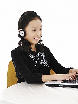 포토 JPG 스튜디오촬영 여자 초등학생 어린이 포즈 의자 탁자 실내 표정 한명 사람 동양인 소녀 상반신 세로 노트북 컴퓨터 헤드셋 한국인 여자만 여자한명만 어린이만 소녀만 소녀한명만 국내포토 1 학생 음향기기 가구 인종 내부 전자제품 헤드폰 파일형식