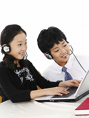 포토 JPG 스튜디오촬영 여자 남자 초등학생 어린이 포즈 와이셔츠 의자 탁자 넥타이 실내 표정 사람 동양인 소녀 소년 상반신 두명 세로 노트북 컴퓨터 헤드셋 한국인 어린이만 국내포토 학생 잡화 음향기기 가구 셔츠 인종 내부 전자제품 헤드폰 파일형식