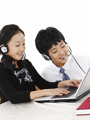 포토 JPG 스튜디오촬영 여자 남자 초등학생 어린이 포즈 와이셔츠 의자 탁자 넥타이 실내 표정 사람 동양인 소녀 소년 상반신 두명 세로 노트북 컴퓨터 헤드셋 한국인 어린이만 국내포토 학생 잡화 음향기기 가구 셔츠 인종 내부 전자제품 헤드폰 파일형식